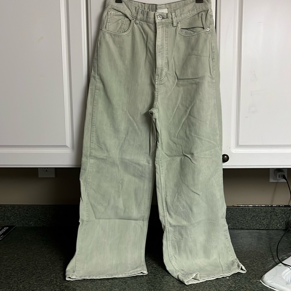 BDG urban outfitters high and wide
Size: 30
Color: light green